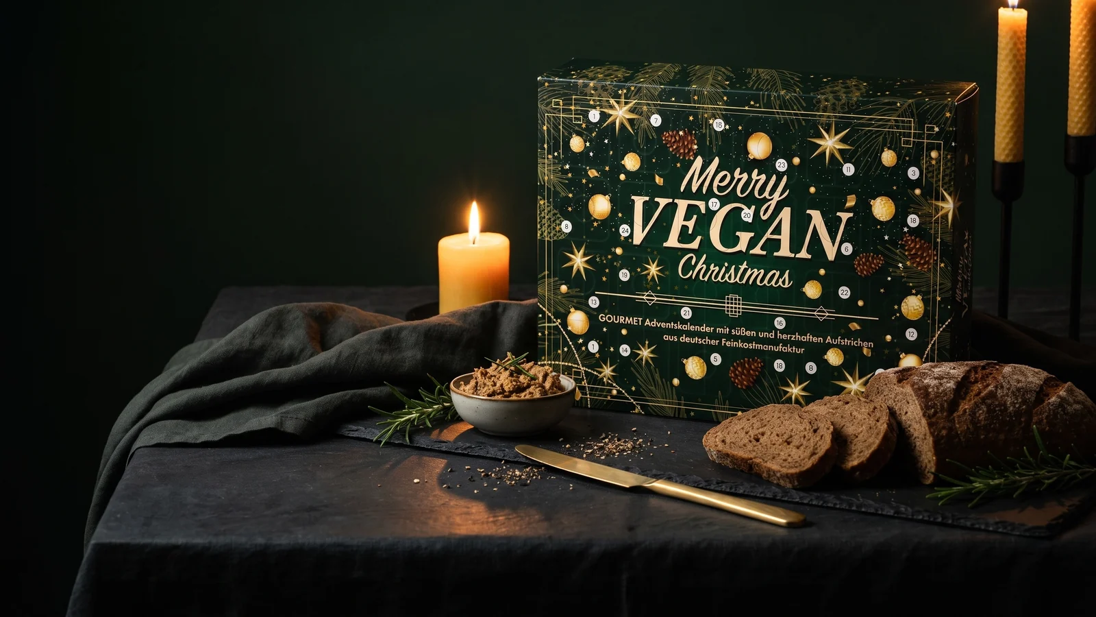 Adventskalender Vegane Aufstriche auf einem dunklen Abendtisch mit Kerzenlicht und Roggenbrot (KI-generiertes Motiv, Originalverpackung)